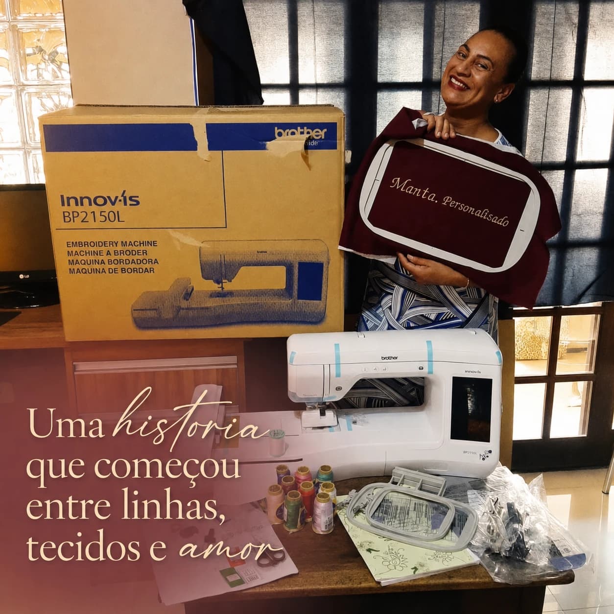 Romilda, do Filó Ateliê, segurando uma manta bordada ao lado da máquina de bordar